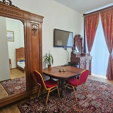 Lodzki Palacyk Historic *