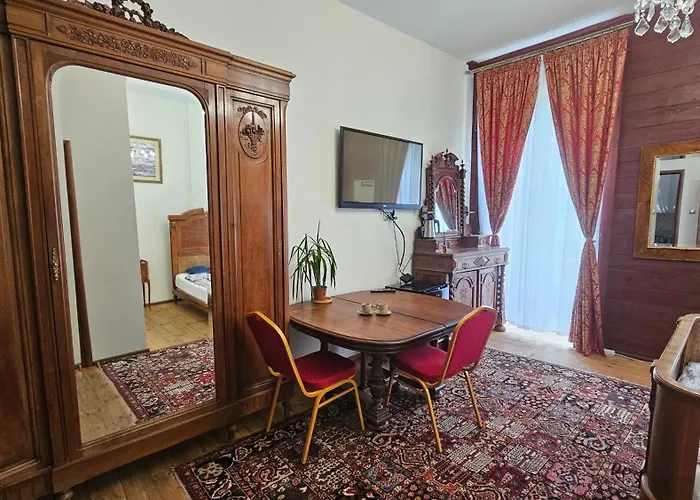 łódzki Pałacyk Historic *